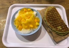 Waffel + Eis mit Mango